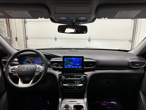 Certified 2023 Ford Explorer Limited w/ Equipment Group 301A AWD/4WD image 3
