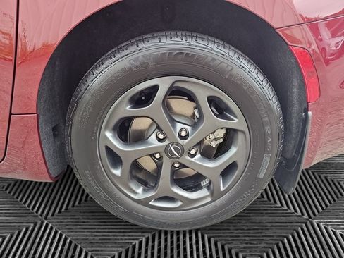 Used 2023 Chrysler Pacifica Touring-L w/ S Appearance Package FWD image 14