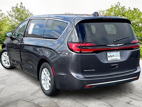 Used 2023 Chrysler Pacifica Touring-L image 12