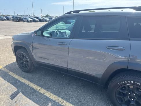Used 2022 Jeep Cherokee Trailhawk w/ Sound & Nav Group AWD/4WD image 15
