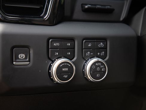 Used 2024 GMC Sierra 2500 AT4 w/ Technology Package AWD/4WD image 28