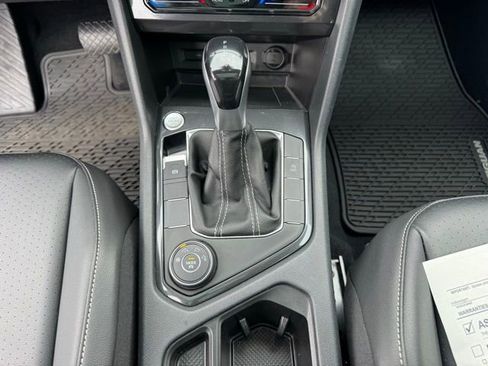 Used 2022 Volkswagen Tiguan SE w/ Panoramic Sunroof Package image 15