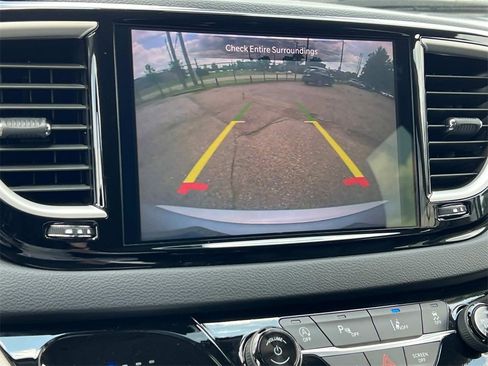 Used 2024 Chrysler Pacifica Touring-L image 19