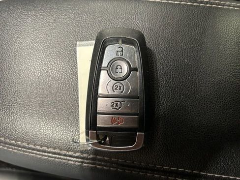 Used 2025 Ford Escape Platinum AWD/4WD image 28