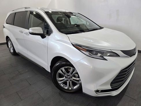 Used 2023 Toyota Sienna Platinum image 7