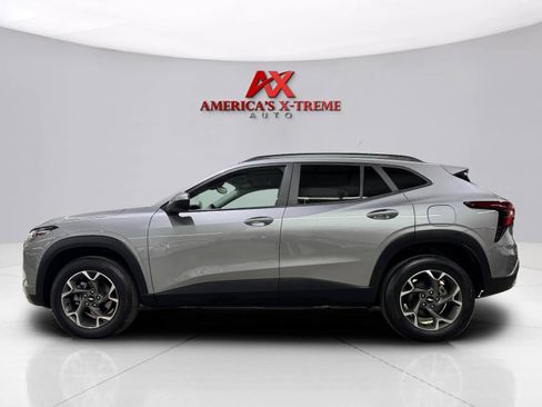 Used 2024 Chevrolet Trax LT w/ Driver Confidence Package FWD image 2