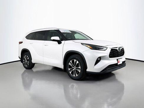 Certified 2024 Toyota Highlander XLE AWD/4WD image 1