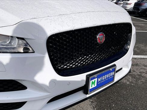 Used 2020 Jaguar F-PACE Premium image 33