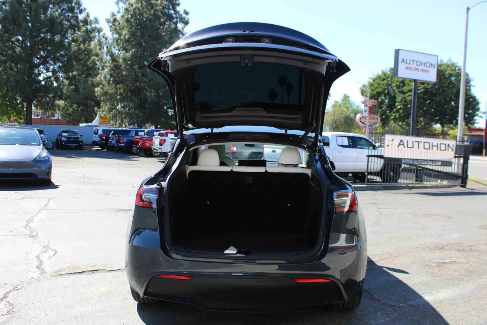 Used 2024 Tesla Model Y 2WD image 32