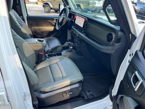 Used 2026 Jeep Gladiator Mojave AWD/4WD image 25