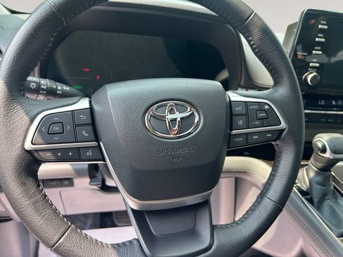 Used 2022 Toyota Sienna XLE w/ XLE Plus Package FWD image 12