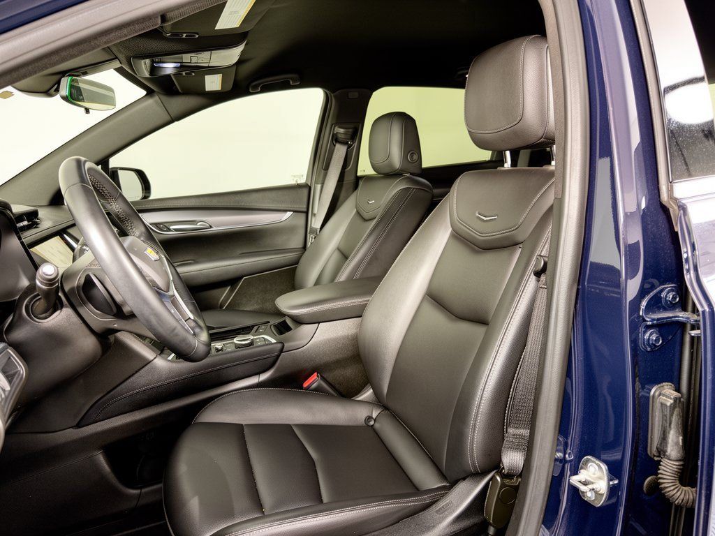 Used 2024 Cadillac XT5 Luxury w/ LPO, Floor Liner Package FWD image 5
