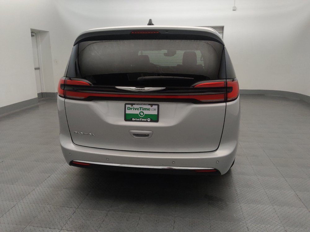 Used 2024 Chrysler Pacifica Touring-L FWD image 7