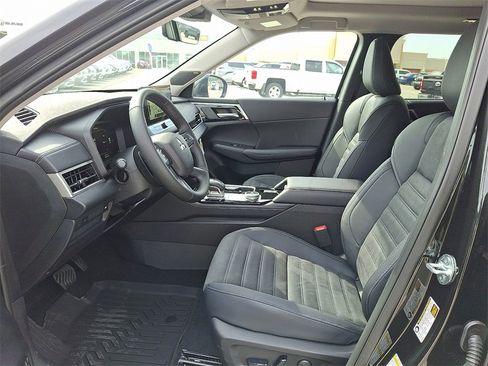 New 2025 Mitsubishi Outlander SE image 6