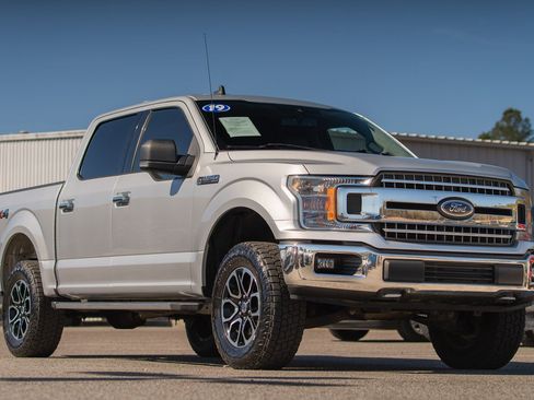 Certified 2019 Ford F150 XLT w/ Equipment Group 302A Luxury image 3