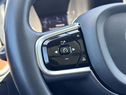 Used 2023 Volvo XC60 B5 Plus image 11