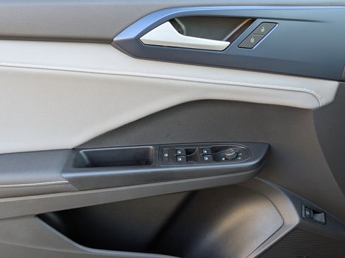 Used 2024 Volkswagen Taos SE image 15