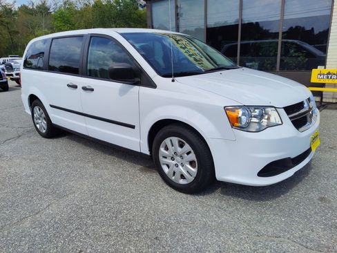 Used 2016 Dodge Grand Caravan American Value Package w/ UConnect Hands-Free Group FWD image 2