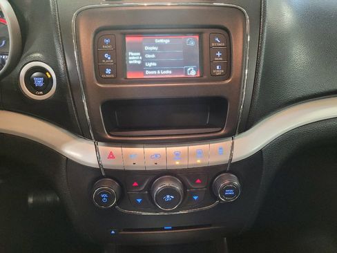 Used 2018 Dodge Journey SE image 25