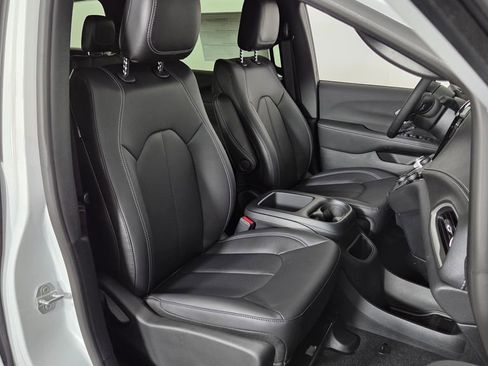 New 2026 Chrysler Pacifica Select image 38