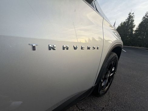 Used 2021 Chevrolet Traverse LT image 27