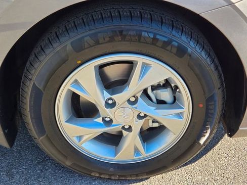 Used 2023 Hyundai Elantra SE image 9