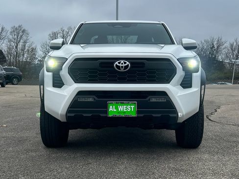 Used 2024 Toyota Tacoma TRD Off-Road image 3
