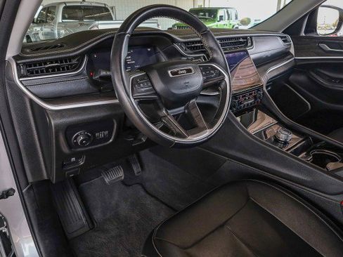 Used 2022 Jeep Grand Cherokee Limited image 11