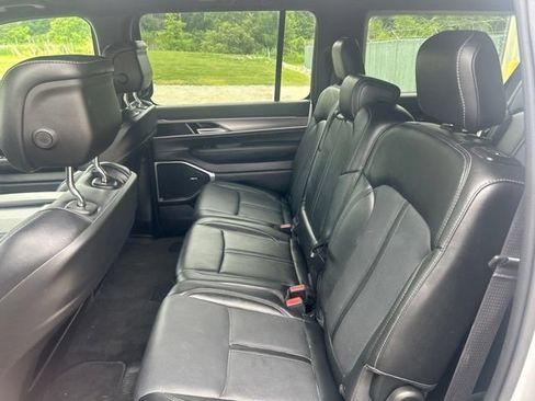 Used 2025 Jeep Wagoneer L Series II w/ 8-pass Seating Package AWD/4WD image 37