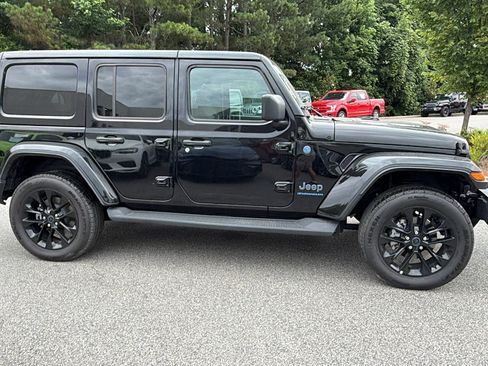 Used 2025 Jeep Wrangler Unlimited Sahara AWD/4WD image 7
