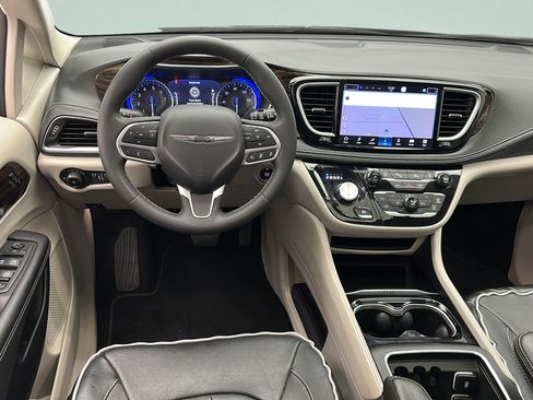 Used 2023 Chrysler Pacifica Limited FWD image 12