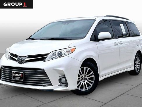 Used 2020 Toyota Sienna XLE Premium FWD image 1