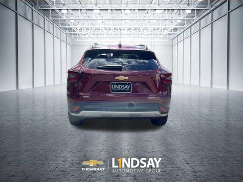Used 2025 Chevrolet Trax LT FWD image 7