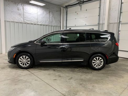 Used 2018 Chrysler Pacifica Touring-L Plus image 24
