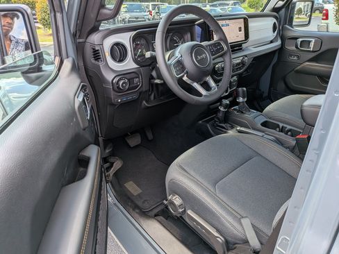 Used 2025 Jeep Wrangler Unlimited Sahara w/ Safety Group AWD/4WD image 11
