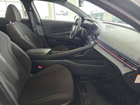 Used 2025 Hyundai Elantra SEL FWD image 40
