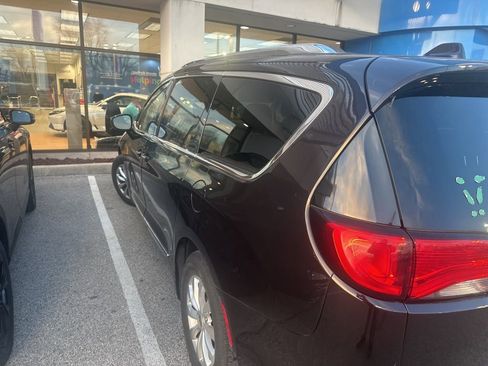 Used 2018 Chrysler Pacifica Touring-L Plus image 5