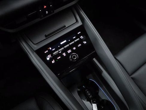 Certified 2025 Porsche Macan 4 Electric AWD/4WD image 28