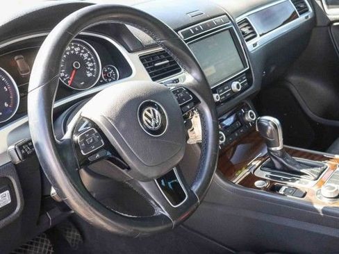 Used 2016 Volkswagen Touareg TDI image 14
