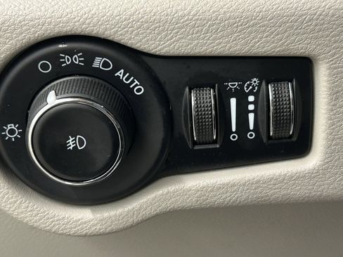 Used 2023 Chrysler Pacifica Touring-L image 22