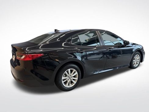 Used 2025 Toyota Camry LE image 5