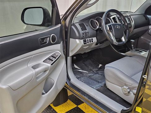 Used 2014 Toyota Tacoma w/ TRD Sport Package image 20
