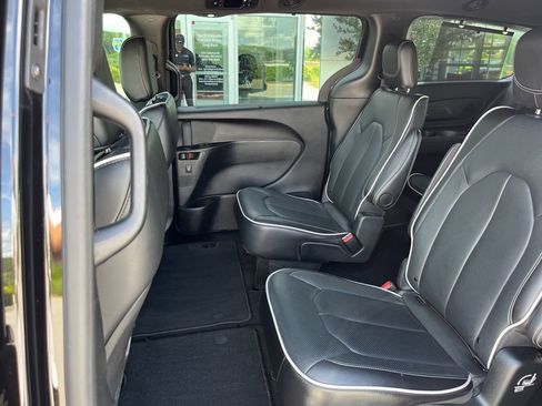 Used 2025 Chrysler Pacifica Limited FWD image 15