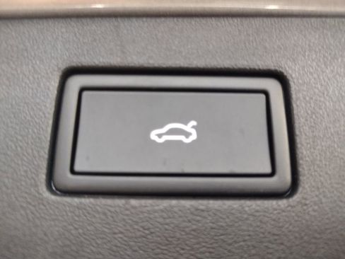 Used 2025 Volkswagen Tiguan SE FWD image 16