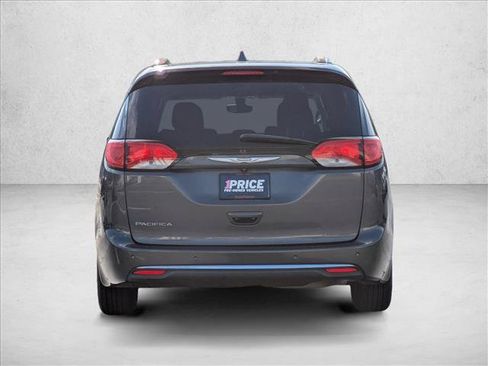 Used 2017 Chrysler Pacifica Touring-L Plus FWD image 6