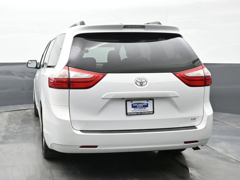 Used 2015 Toyota Sienna LE image 3