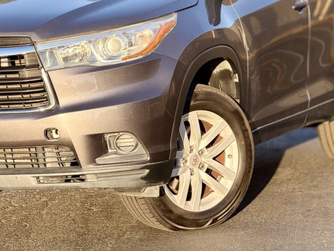 Used 2015 Toyota Highlander LE FWD image 12
