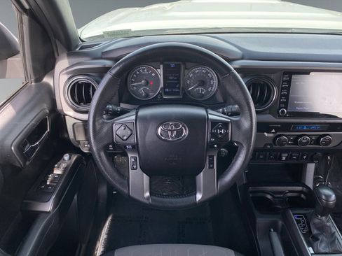 Used 2022 Toyota Tacoma TRD Sport w/ Technology Package image 12