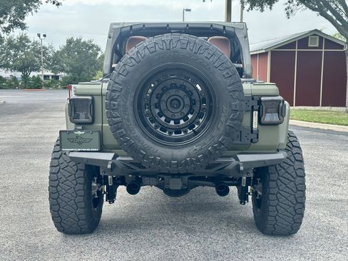 Used 2024 Jeep Wrangler Unlimited image 9