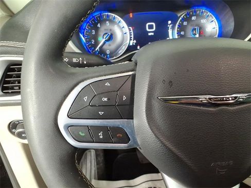 Used 2023 Chrysler Pacifica Touring-L image 16